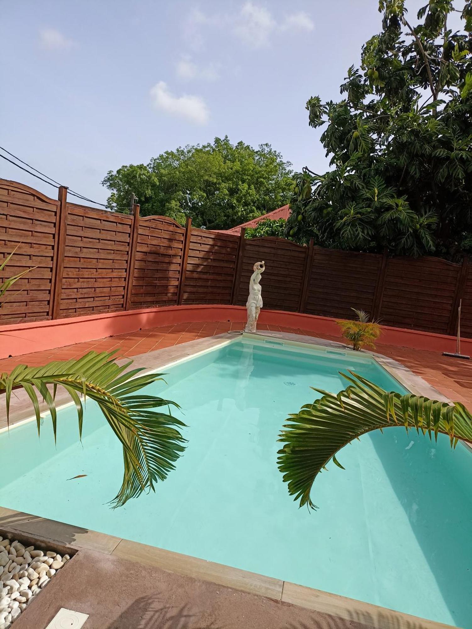 La Canopee Enchantee, Chambres D'Hotes, Piscine, Proche Aeroport, Gare Maritime 萨莱比梅 外观 照片