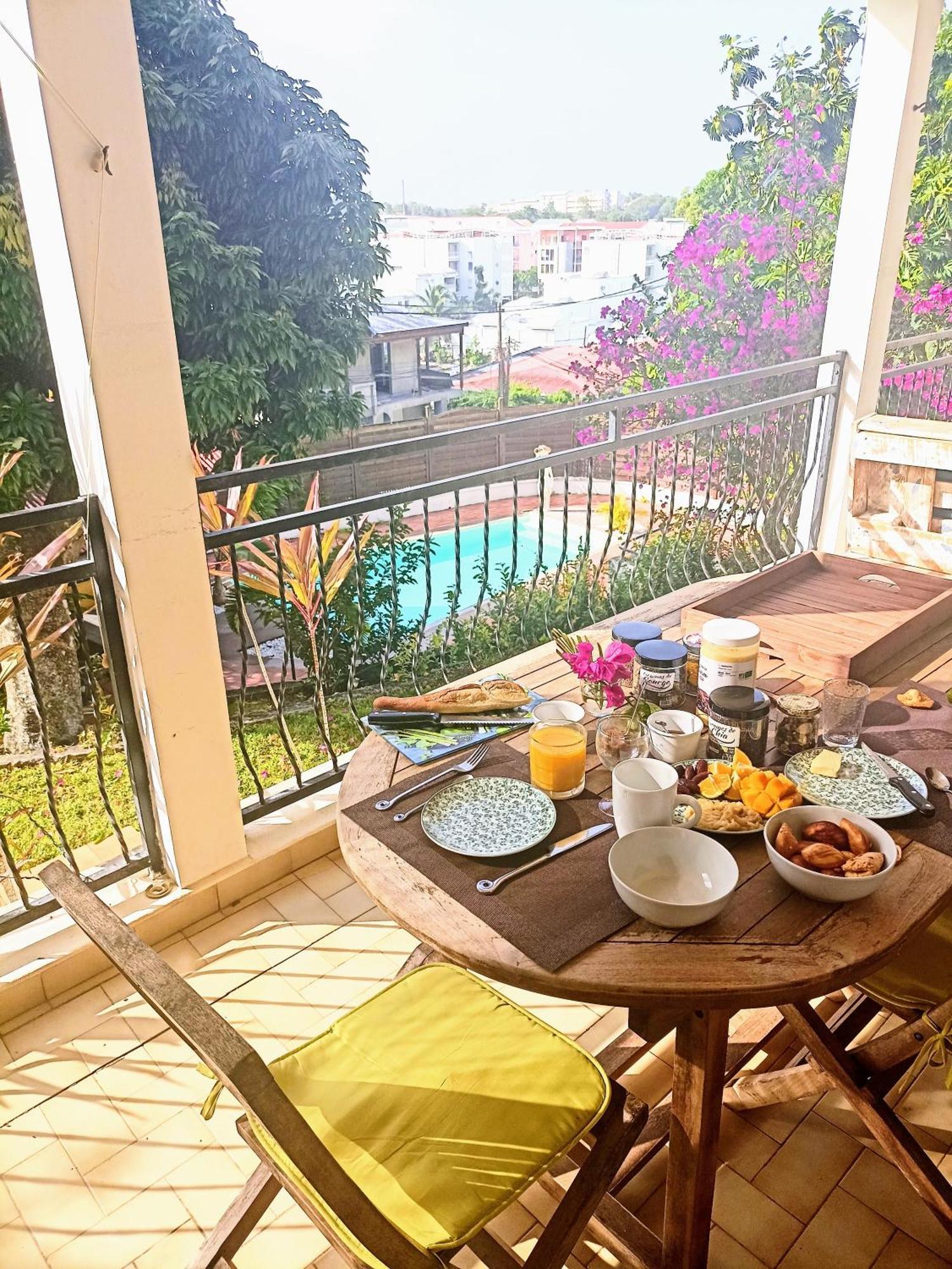 La Canopee Enchantee, Chambres D'Hotes, Piscine, Proche Aeroport, Gare Maritime 萨莱比梅 外观 照片